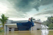 Mặc mưa lũ, chú rể Ninh Bình leo nóc nhà chụp ảnh cưới