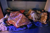 Xót xa với cảnh màn trời chiếu đất trong đêm Hà Nội rét buốt