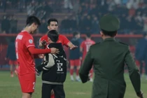 Fan nhí lao vào sân, đội trưởng Duy Mạnh có hành động "10 điểm"