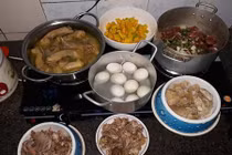 Thực đơn ăn sang chảnh hơn người của chú chó Alaska gây choáng