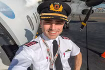 Hot boy phi công thích tự sướng trước giờ bay