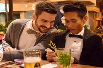 Cặp đôi đồng tính lệch nhau về nhan sắc gây sốt