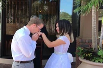 Anh phi công Mỹ trúng sét ái tình với cô y tá Việt vì “không được hôn tạm biệt”