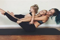 Bà mẹ 8X tập Yoga gây bão mạng là ai?