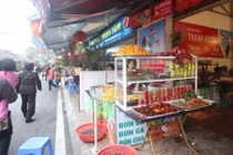 Mùng 3 Tết: Bún riêu, bún ốc vỉa hè Hà Nội tấp nập, “bình ổn giá” 