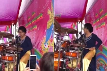 Choáng váng với màn chơi trống “cực sung” của mẹ chồng trong đám cưới 