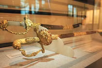 Video: Cận cảnh cặp kiếm vàng nạm đá quý của vua Khải Định