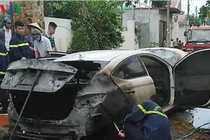 Ô tô 4 chỗ bốc cháy nặng vì bị... rơm quấn vào gầm máy