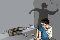 Bé 6 tuổi đáng thương bị mẹ ruột, cha dượng đánh đập dã man