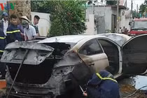 Ô tô 4 chỗ bốc cháy nặng vì bị... rơm quấn vào gầm máy