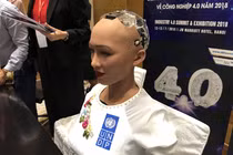 Robot nam giới “sàm sỡ” nữ phóng viên gây tranh cãi