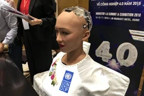 Robot nam giới “sàm sỡ” nữ phóng viên gây tranh cãi