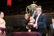 Tổng thống Donald Trump muốn đấu vật với sumo nổi tiếng Asanoyama.