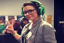 Nữ game thủ xinh đẹp gây choáng vì độ "chịu chơi"