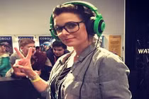 Nữ game thủ xinh đẹp gây choáng vì độ "chịu chơi"