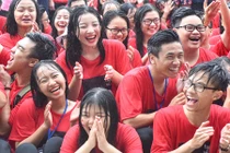 Học sinh ôm nhau khóc chia tay tuổi học trò