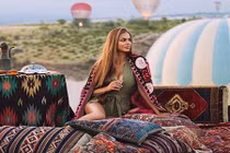 Những cô gái hái ra tiền nhờ "sống ảo" trên mạng