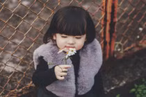 Bộ ảnh đen trắng của người mẫu nhí hút hồn dân mạng