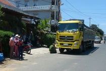 Nữ sinh 20 tuổi bị xe tải cuốn vào gầm chết thảm