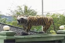 Dân mạng lại cười té ghế với những bức tượng đá "ăn hại"