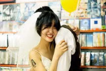  Bộ ảnh cưới cô dâu cười tít có “bùa yêu” khiến MXH chao đảo