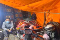 Co ro đêm lạnh canh đào quất, bám trụ vỉa hè kiếm cái Tết