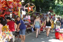 Người dân Hà Nội chơi Trung thu sớm, "chạy đua" với siêu bão Mangkhut 