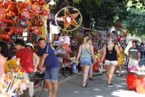 Người dân Hà Nội chơi Trung thu sớm, "chạy đua" với siêu bão Mangkhut 