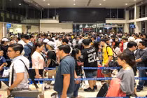 Sân bay Tân Sơn Nhất quá tải, nhiều người ngủ gục chờ check-in