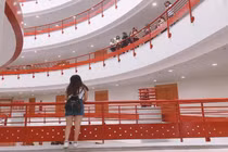 Sinh viên Kinh tế Quốc dân đổ xô check-in "Tòa nhà thế kỷ"