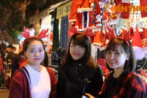 Giới trẻ Hà thành đổ xuống đường đón không khí Giáng sinh