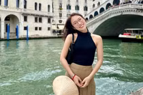 Nữ MC Khánh Vy khoe ảnh trời Âu khiến fan chú ý đồ vật này