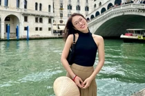 Nữ MC Khánh Vy khoe ảnh trời Âu khiến fan chú ý đồ vật này