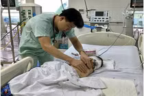 TV rơi vào đầu, bé trai 20 tháng hôn mê ngay ngày đầu năm mới