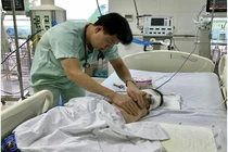 TV rơi vào đầu, bé trai 20 tháng hôn mê ngay ngày đầu năm mới