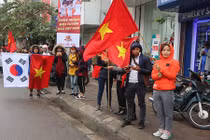 Người dân Hà Nội đội mưa lạnh đổ về Lăng Bác đón U23 Việt Nam