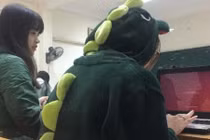 Nữ sinh mặc bộ khủng long xanh tới trường gây tranh cãi