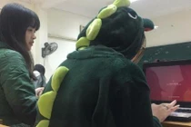 Nữ sinh mặc bộ khủng long xanh tới trường gây tranh cãi