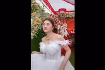 Cưới được người yêu cũ, cô dâu hot girl sướng như "trúng độc đắc"