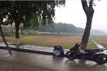 Chàng trai khóc dưới mưa 3 tiếng khi bạn gái bỏ vì đi xe số?