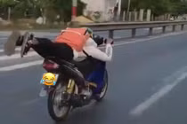 Bày đặt "chơi lớn" làm xiếc với xe máy, nam thanh niên nhận cái kết đắng