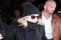 Vẻ đẹp tựa nam thần Hy Lạp gây sốt của vệ sỹ Adele