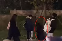 Cô gái quỳ gối cầu xin bạn trai giữa đường làm netizen trố mắt 