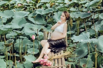 Vác bụng bầu vượt mặt đi chụp hoa sen, cô giáo trẻ gây xôn xao CĐM