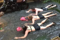 Hà Nội ngập lụt sau mưa to, MXH tràn ngập ảnh chèo thuyền, bơi lội giữa phố