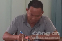 Giám đốc dùng điện thoại quay lén phụ nữ đang tắm