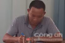 Giám đốc dùng điện thoại quay lén phụ nữ đang tắm