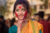 Thiếu nữ Ấn Độ ở lễ hội Mùa Xuân khiến CĐM chao đảo vì quá xinh