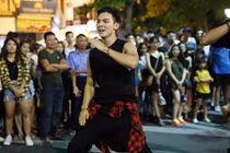 Trai đẹp khoe bụng 6 múi làm náo nhiệt phố đi bộ