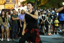 Trai đẹp khoe bụng 6 múi làm náo nhiệt phố đi bộ